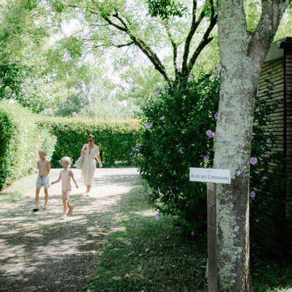 Camping spacieux en pleine nature - Camping Yelloh Village La Plaine, à Ruoms, en Ardèche