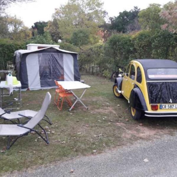 Tente et voiture sur un emplacement du Camping de Montolieu dans l'Aude près de Carcassonne dans le Sud de la France