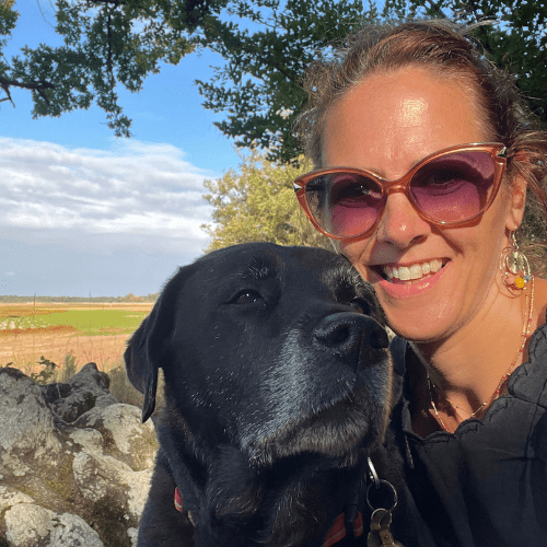 Musher le chien noir et Sophie en vacances en Seine-Eure