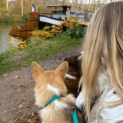 Carole-Anne de l'office de tourisme Seine-Eure avec ses deux chiens