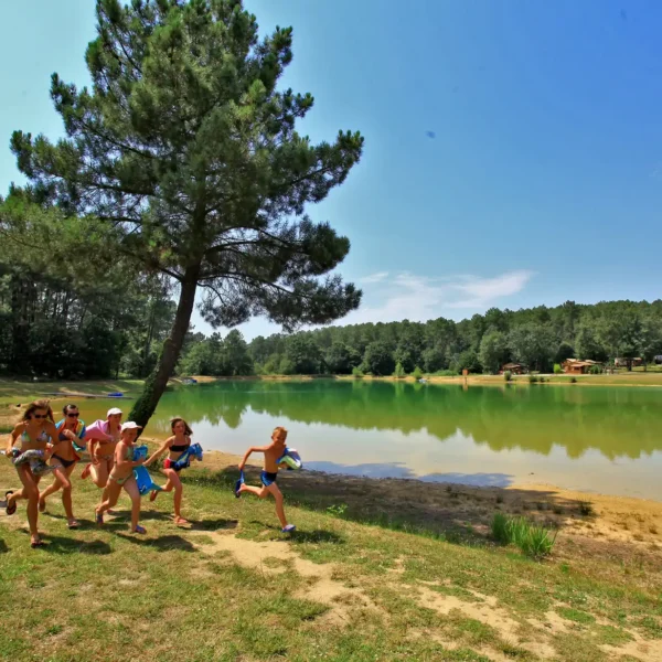 Etang baignable - Camping Ecolodge Gaïa, à Douville, entre Bergerac et Périgueux - Dordogne