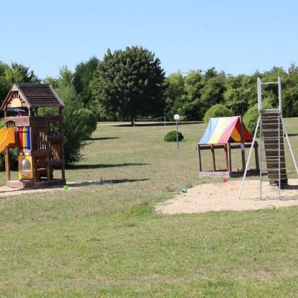 Aire de jeux pour enfants au camping Le Petit Trianon - Proche de Châtellerault et du Futuroscope dans la Vienne