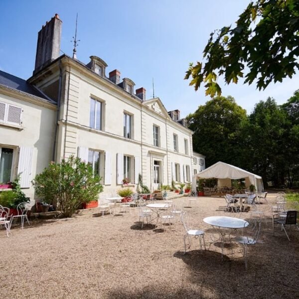 Terrasse ombragée du restaurant au Camping Le Petit Trianon - Proche de Châtellerault et du Futuroscope dans la Vienne