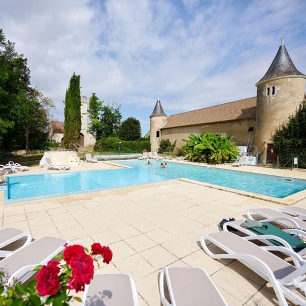 Piscine chauffée camping Le Petit Trianon - Proche de Châtellerault et du Futuroscope dans la Vienne