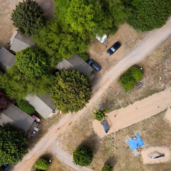 Tentes lodge et aire de jeux pour enfants - Camping Le Petit Trianon - Proche de Châtellerault et du Futuroscope dans la Vienne