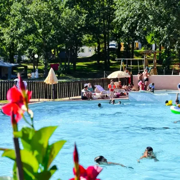 Piscine du Camping Ecolodge Gaïa, à Douville, entre Bergerac et Périgueux - Dordogne