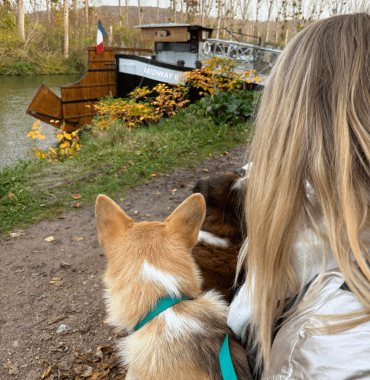 une femme et son chien en Seine-Eure pour un séjour proche de Paris