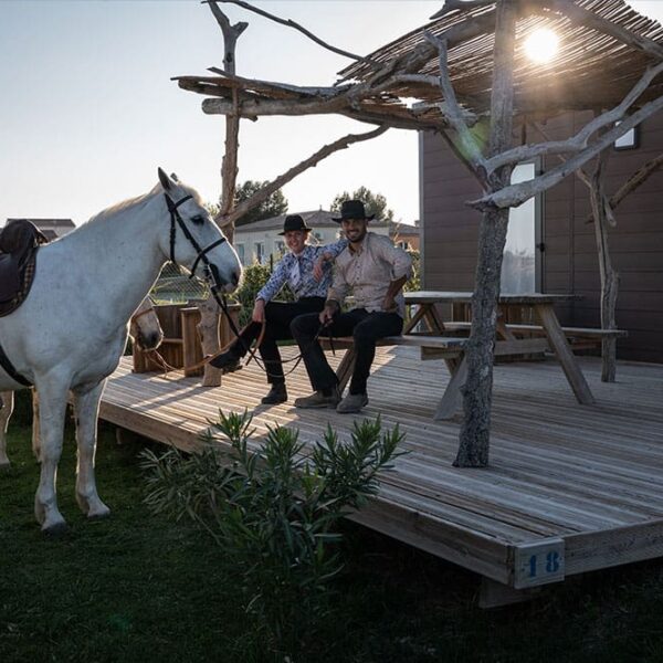 Camping avec parc à chevaux au camping Les Bois Flottés de Camargue, dans le village de Salins-de-Giraud.