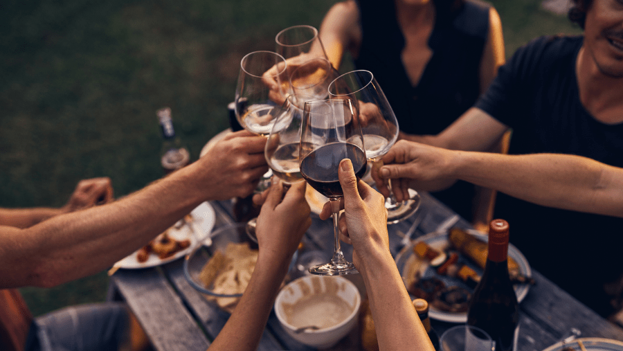 restaurant entre amis ou en famille avec un chien pour goûter aux vins de Provence pendant un bon repas