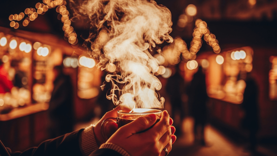 boisson chaude au marché de noël dans les chalets ouverts aux chiens