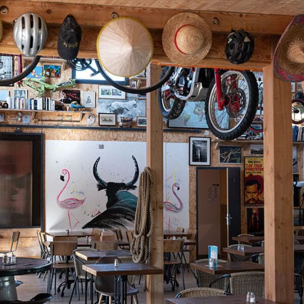 Restaurant chien accpetés du camping Les Bois Flottés de Camargue, dans le village de Salins-de-Giraud.