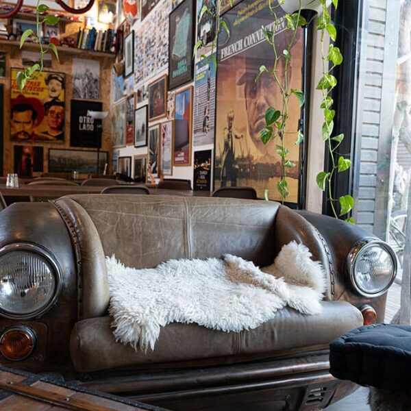 Restaurant dogfriendly du camping Les Bois Flottés de Camargue, dans le village de Salins-de-Giraud.