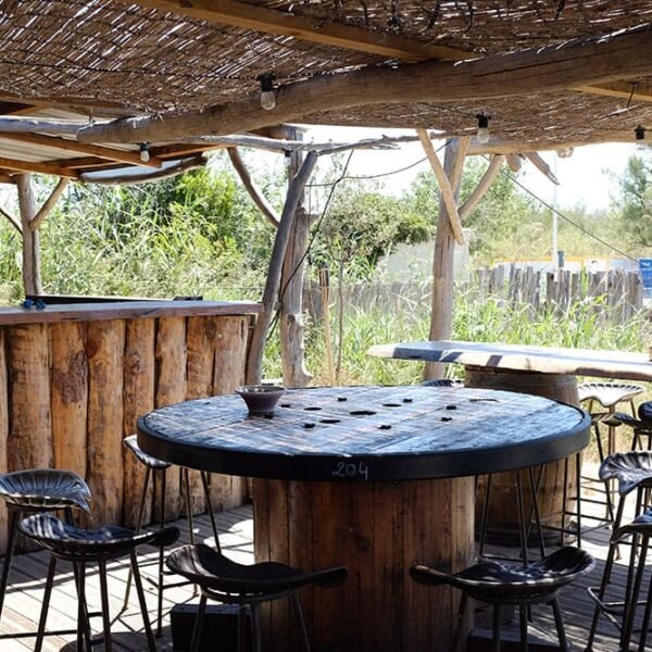 Bar du camping Les Bois Flottés de Camargue, dans le village de Salins-de-Giraud.