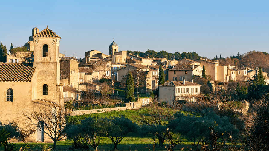 village de Lourmarin dans le Luberon en Provence à visiter avec son chien
