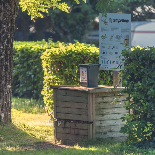 Poubelle pour chien du Camping la Porte d'Autan dans l' Aude en Occitanie à Carcassonne