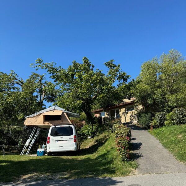 Emplacement nature au Camping Le Couspeau, au Poët-Célard, dans la Drôme