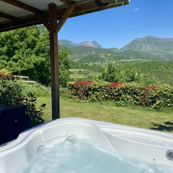 Jacuzzi privatif dans la Drôme - Camping Le Couspeau, au Poët-Célard,