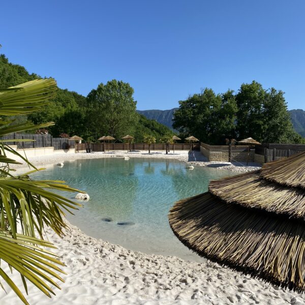 Piscine lagon pour se prélasser sur le sable - Camping Le Couspeau, au Poët-Célard, dans la Drôme