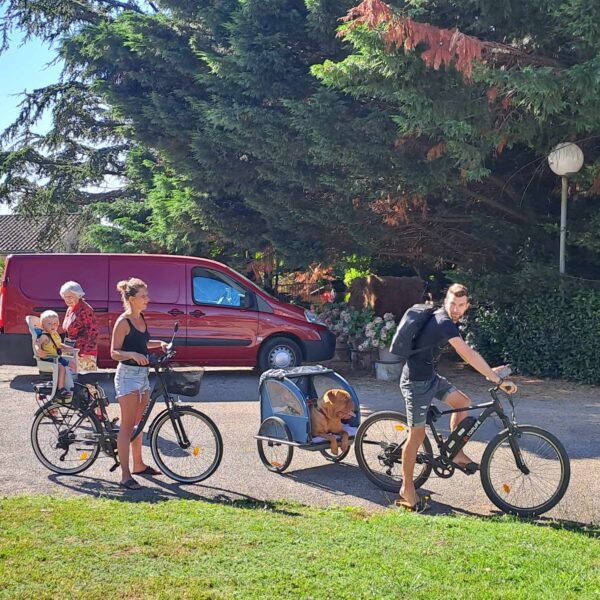Famille à vélo au Camping la Porte d'Autan dans l' Aude en Occitanie à Carcassonne