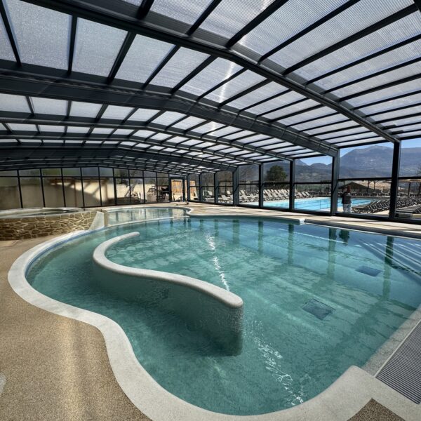 Piscine intérieure et extérieure chauffée