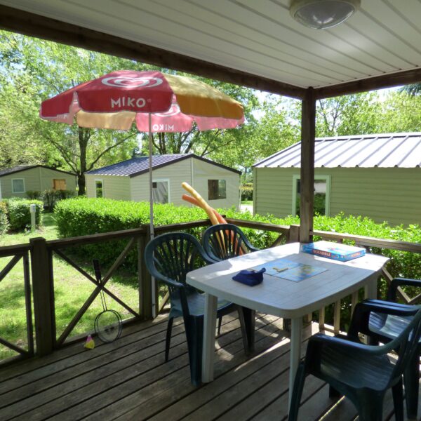 Terrasse de mobil home du Camping la Porte d'Autan dans l' Aude en Occitanie à Carcassonne