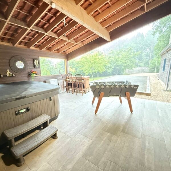 Espace extérieur de la Villa des Eaux Claires à Puymoyen en Charente en Nouvelle Aquitaine