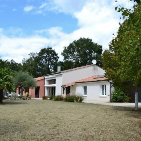 Devanture de la Villa des Eaux Claires à Puymoyen en Charente en Nouvelle Aquitaine