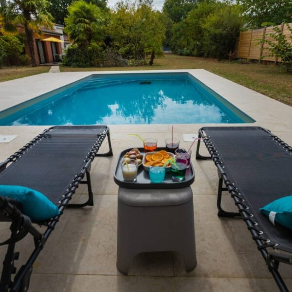 Piscine de la Villa des Eaux Claires à Puymoyen en Charente en Nouvelle Aquitaine