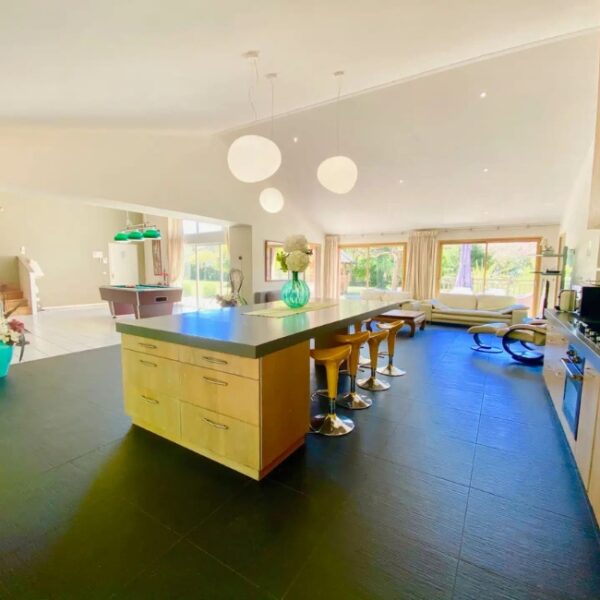 Salle à manger de la Villa des Eaux Claires à Puymoyen en Charente en Nouvelle Aquitaine