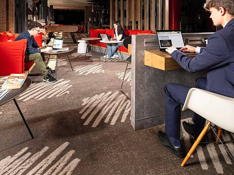 salle de co -working de l'Ibis Bordeaux Centre Bastide à Bordeaux en Gironde