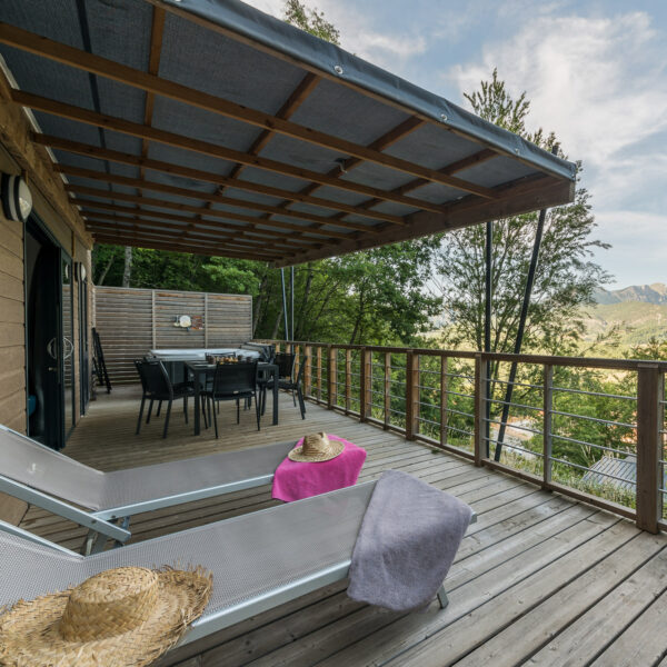 Chalet pour 5 personnes avec spa privatif et chiens acceptés au Camping Le Couspeau, au Poët-Célard, dans la Drôme