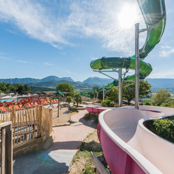 Parc aquatique avec toboggans et vue sur la nature - Vacances en famille au Camping Le Couspeau, au Poët-Célard, dans la Drôme