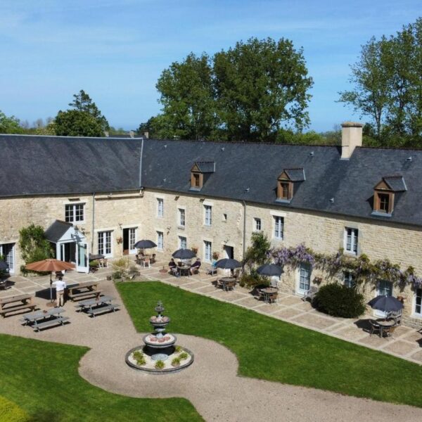 Vue aérienne du Gîte Lavalle du Domaine Utah Beach à Sainte-Mère-Eglise dans la Manche