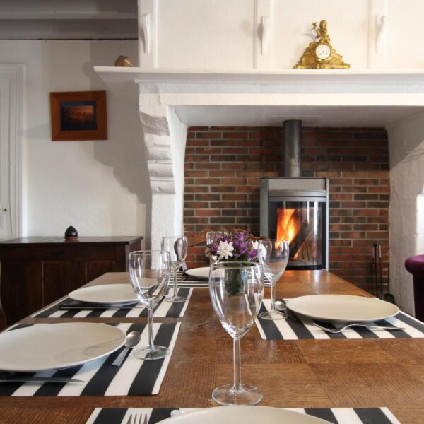 Table à manger du Gîte Lavalle du Domaine Utah Beach à Sainte-Mère-Eglise dans la Manche