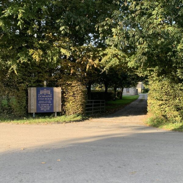 Entrée du Gîte Levant du Domaine Utah Beach à Sainte-Mère-Eglise dans la Manche