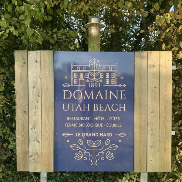 Panneau du Gîte Levant du Domaine Utah Beach à Sainte-Mère-Eglise dans la Manche