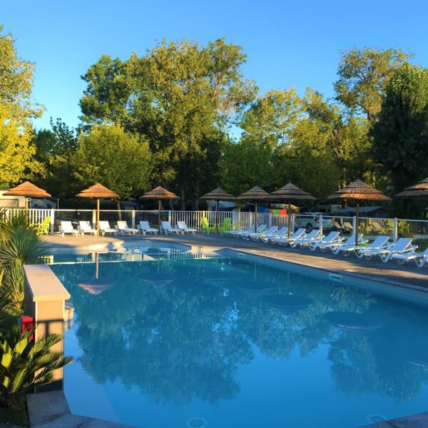 Piscine extérieure chauffée - Camping La Cigaline, à Montpon-Ménestérol, en Dordogne, près de Bergerac.