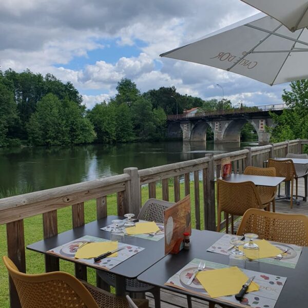 Restaurant du camping avec vue sur la rivière l'Isle - Camping La Cigaline, à Montpon-Ménestérol, en Dordogne, près de Bergerac.