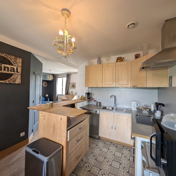 Cuisine toute équipée - Gîte La Petite Maison des Cavaliers à Saint-Laurent-de-Mure, près de Lyon.