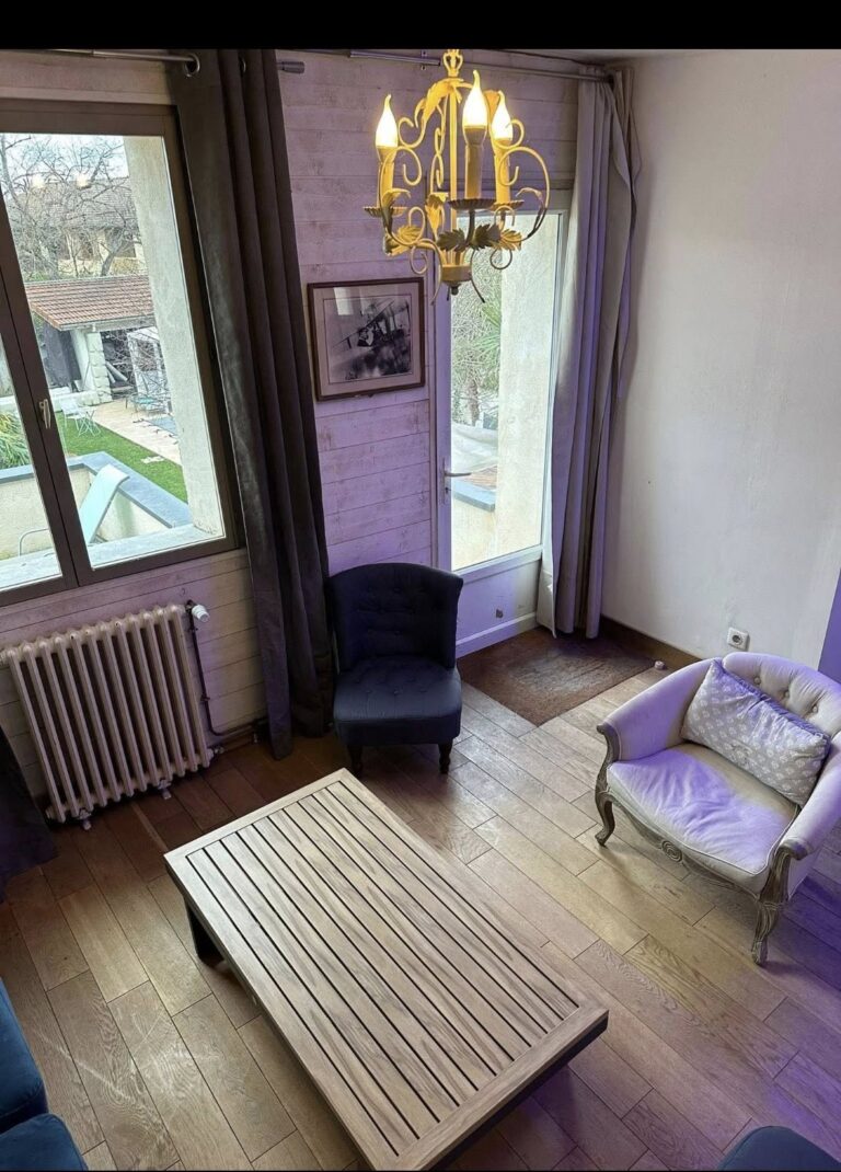 Appartement avec entrée indépendante - Gîte La Petite Maison des Cavaliers à Saint-Laurent-de-Mure, près de Lyon.