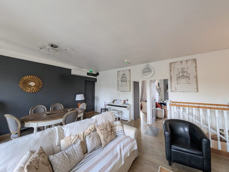 Le séjour, cosy et chaleureux - Vacances avec chiens acceptés - Gîte La Petite Maison des Cavaliers à Saint-Laurent-de-Mure, près de Lyon.