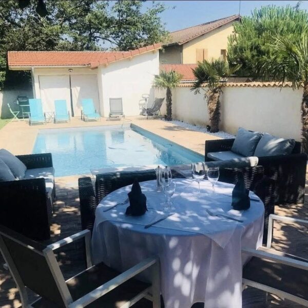 Appartement avec piscine - Gîte La Petite Maison des Cavaliers à Saint-Laurent-de-Mure, près de Lyon.