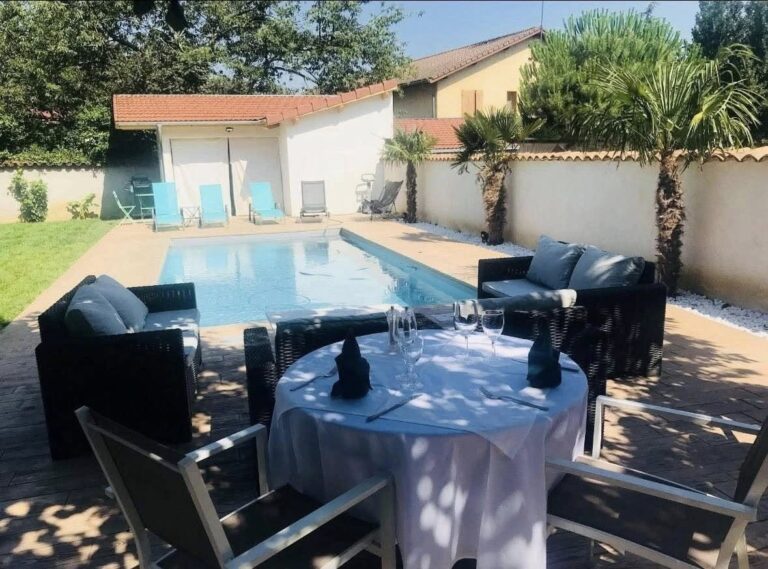 Appartement avec piscine - Gîte La Petite Maison des Cavaliers à Saint-Laurent-de-Mure, près de Lyon.