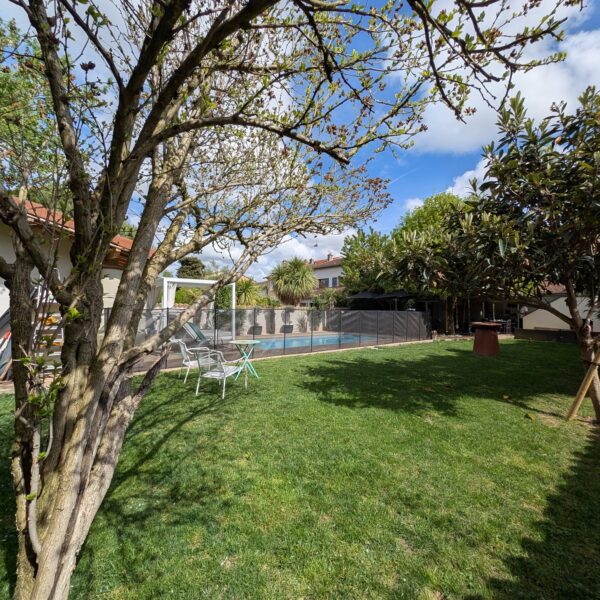 Le jardin, avec vue sur la campagne - Gîte La Petite Maison des Cavaliers à Saint-Laurent-de-Mure, près de Lyon.