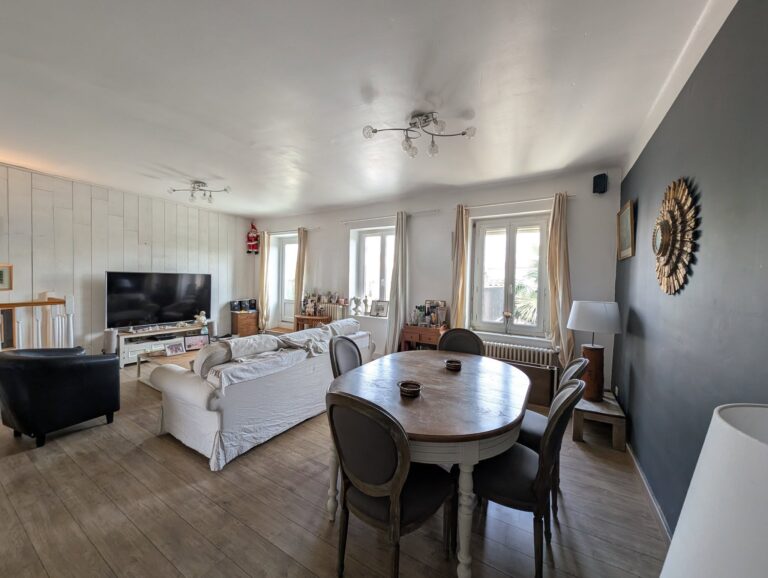 Appartement T2 ou T4 pour des vacances à deux ou en famille - Gîte La Petite Maison des Cavaliers à Saint-Laurent-de-Mure, près de Lyon.