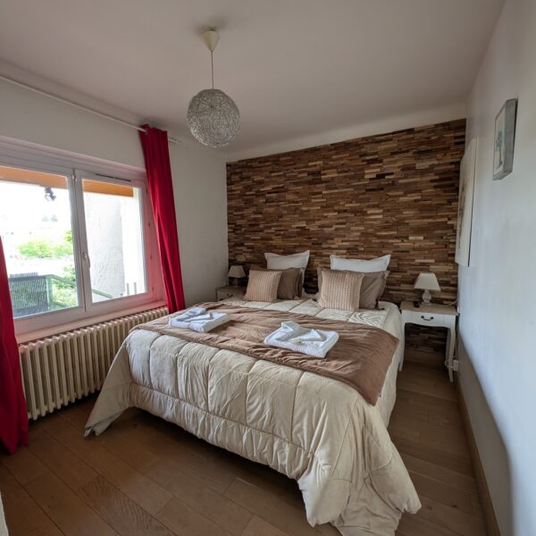 La chambre avec lit king size - Gîte La Petite Maison des Cavaliers à Saint-Laurent-de-Mure, près de Lyon.