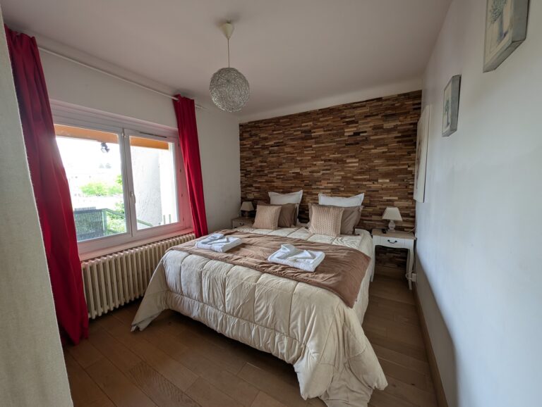 La chambre avec lit king size - Gîte La Petite Maison des Cavaliers à Saint-Laurent-de-Mure, près de Lyon.