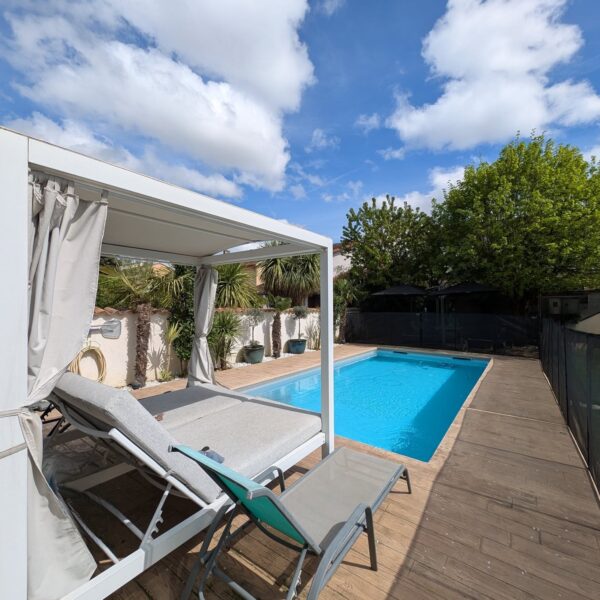 Piscine et bain de soleil, accessible en autonomie - Gîte La Petite Maison des Cavaliers à Saint-Laurent-de-Mure, près de Lyon.