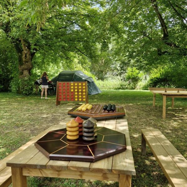 Jeux en bois géants au Camping les Pâtis proche de Tours dans le Val de Loire