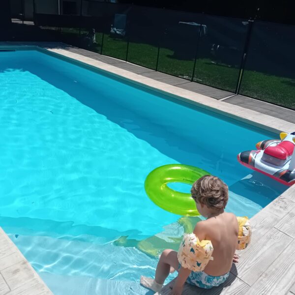 Accès à la piscine - Gîte La Petite Maison des Cavaliers à Saint-Laurent-de-Mure, près de Lyon.